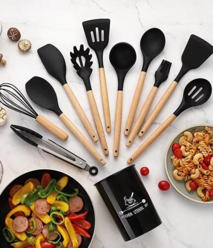 12 pcs set Wooden Handle Silicone Kitchen Utensils With Storage Bucket High Temperature Resistant And Non Stick Pot Spatula Spoon( random color )